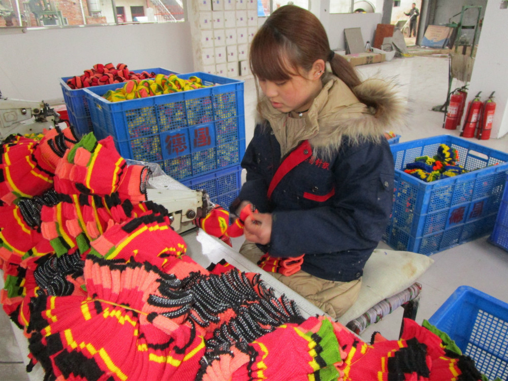 小手套大产业大民生大脱贫——信阳市德昌针织有限公司：扶贫车间生产忙