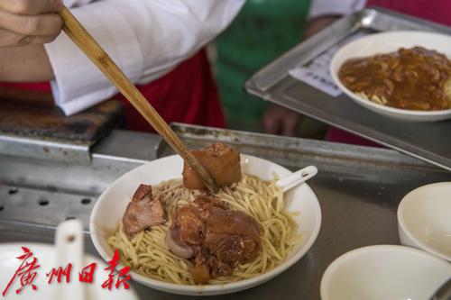 这家62岁的面店藏身长寿东路,连米其林评委都为其折服