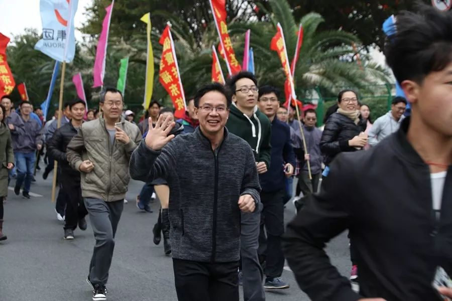 全城沸腾用最高礼遇迎接英雄,全城沸腾迎英雄