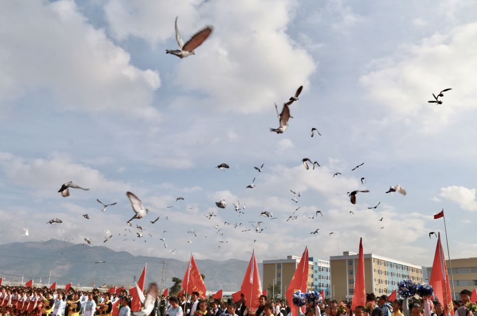 蒙自这里汇聚上千人，放飞上百只鸽子，是发生了什么大事……