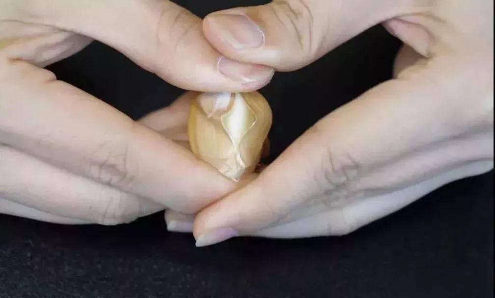 剥蒜器快速去大蒜皮,剥完整大蒜皮妙招视频
