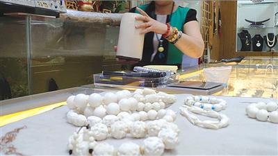 象牙*私走***市黑**调查：整牙切片人肉“带货”过境