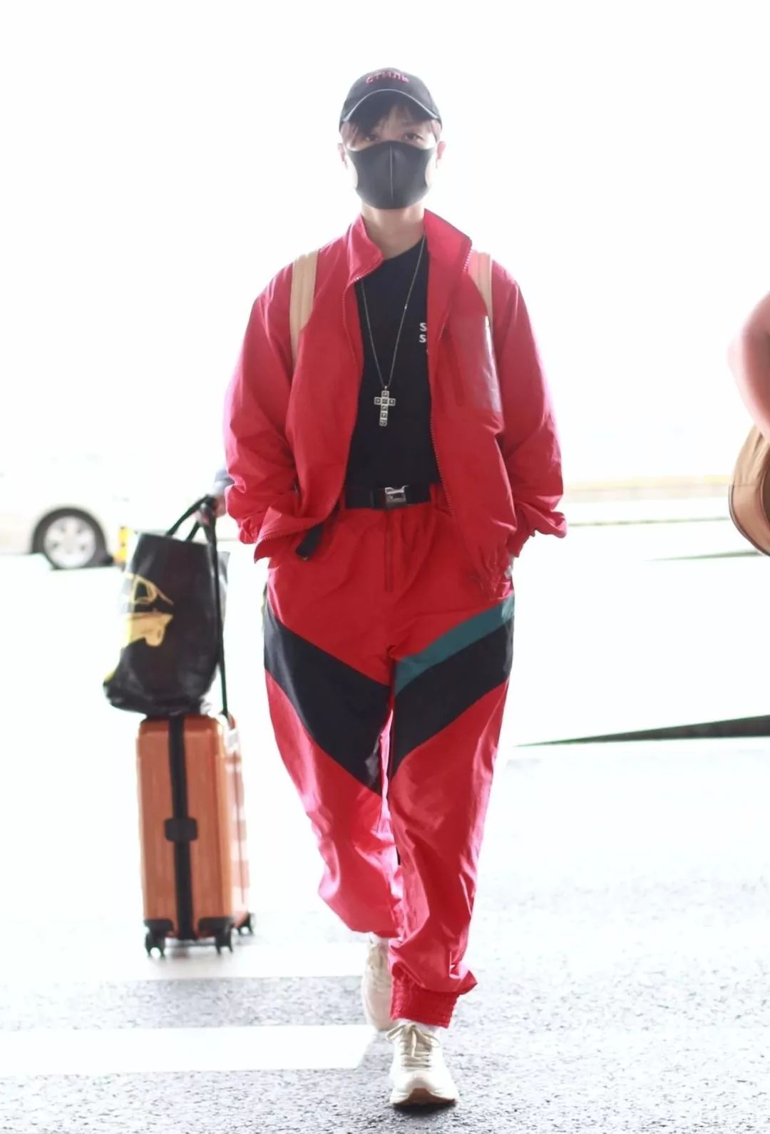 李宇春易烊千玺演绎时代感,易烊千玺穿中国红