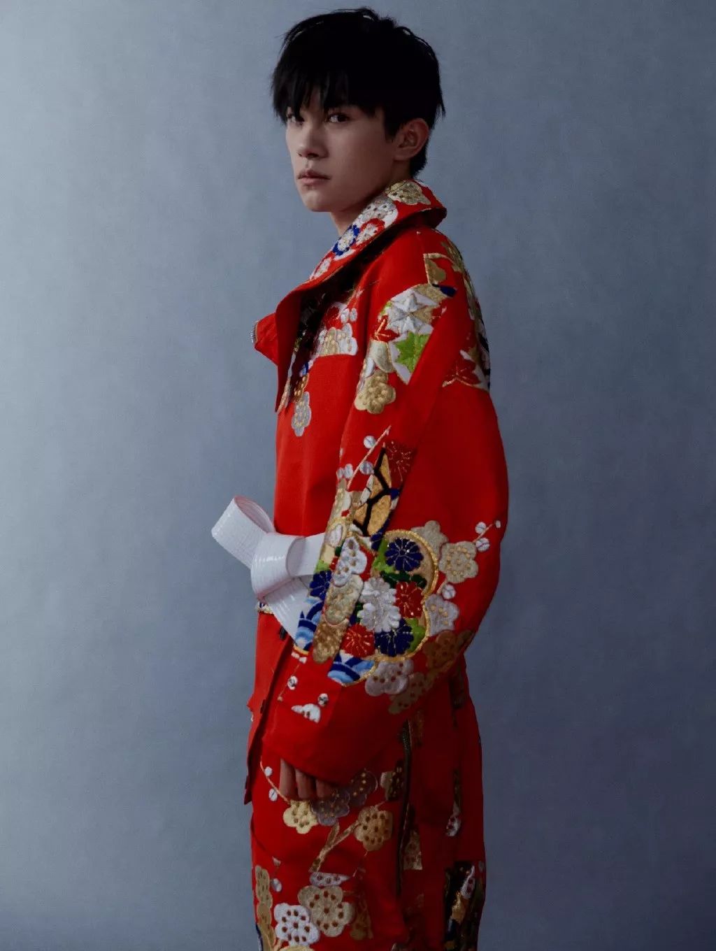 李宇春易烊千玺演绎时代感,易烊千玺穿中国红