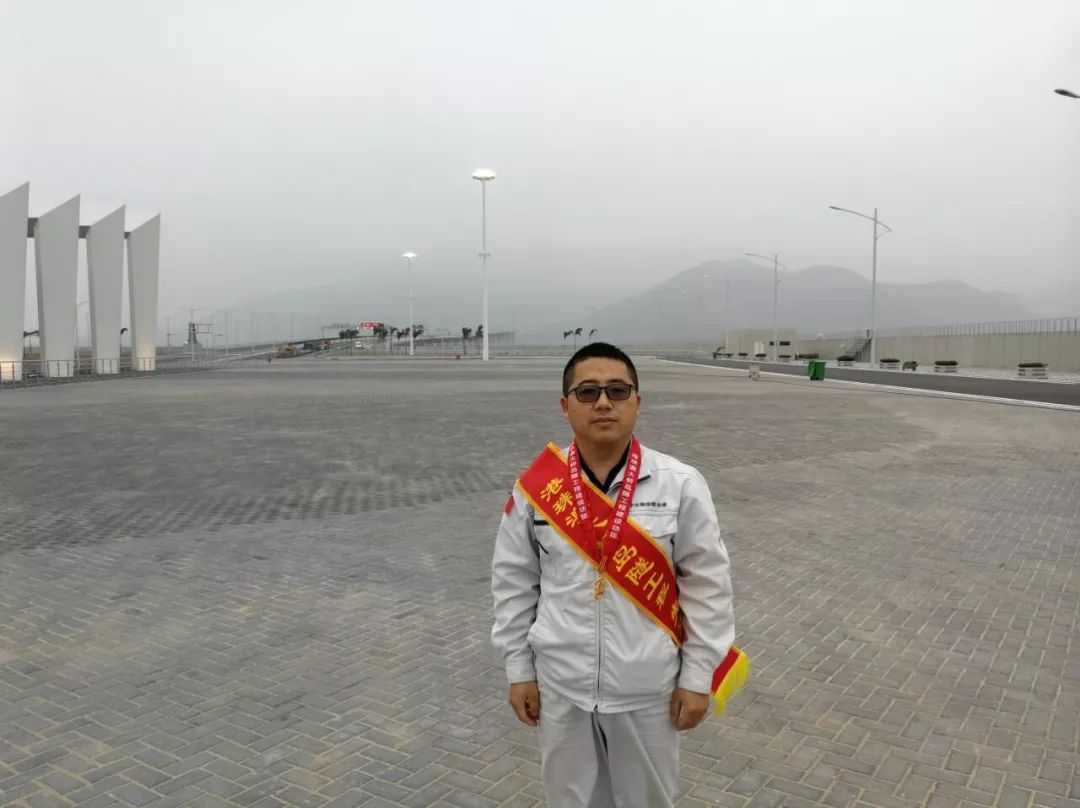 港珠澳大桥工程建设中的河海校友｜精雕细琢海底绣花—记中交广州航道局有限公司港珠澳大桥岛隧工程第IV工区项目*党**支部书记朱淋淋