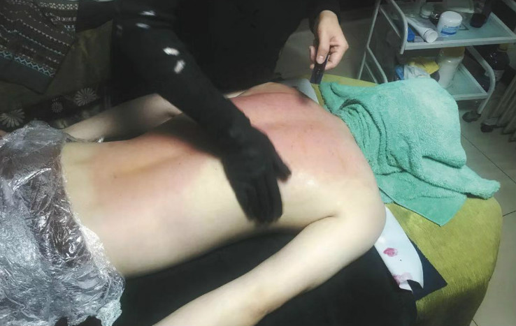 权健火疗：“金牌技师”自称观火断病