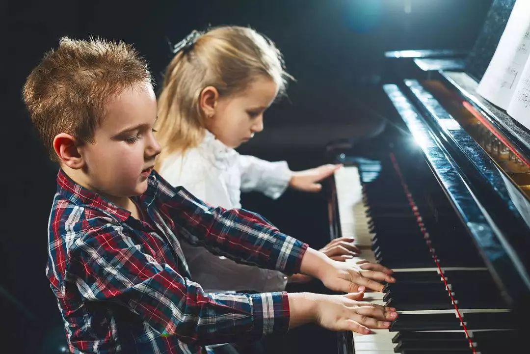 家长必读与孩子沟通的技巧与方法,家长和孩子一起学音乐