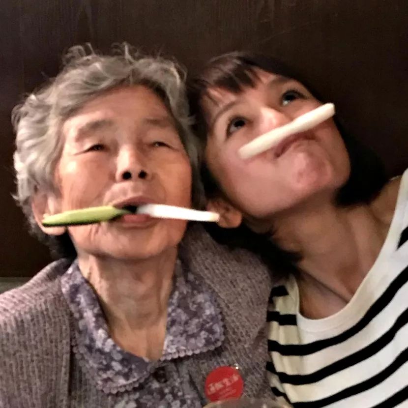 日本老奶奶搞笑摄影,九十多岁的日本奶奶摄影