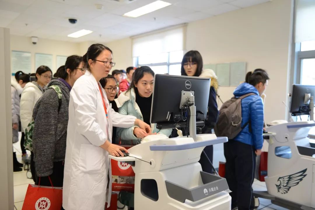 在学生心里播下一颗中医药的种子上海中医药大学中医药实践工作站
