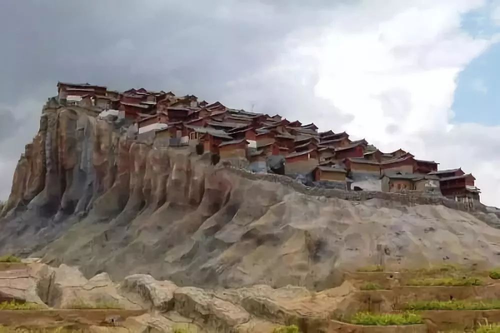 巨石上的奇特村庄,丽江绝美的村落