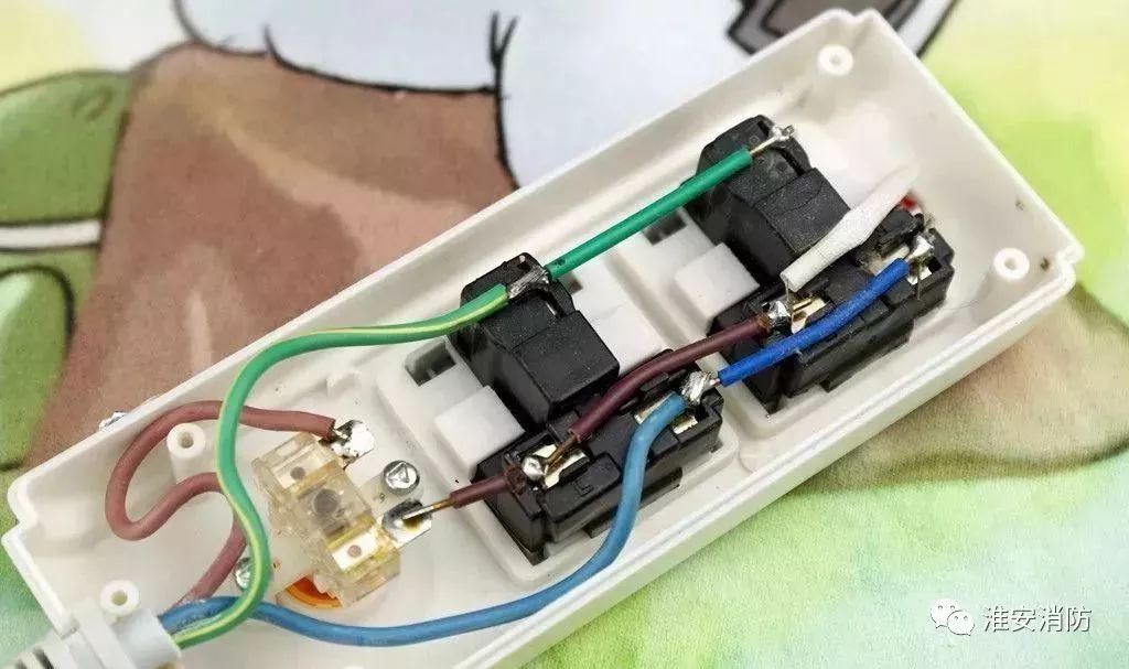 正在做饭家里插线板着火了怎么办,插线板起火的原因和处理方法