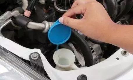 汽车保养防冻液和玻璃水怎么分,保养车的时候玻璃水是不是也换了