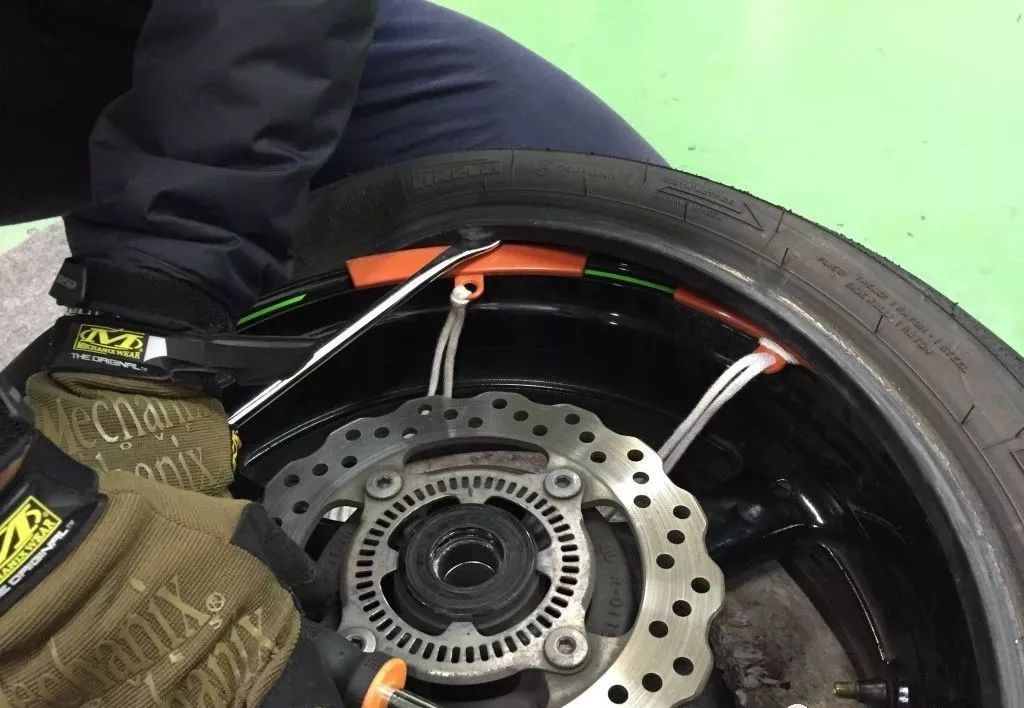 新手更换汽车轮胎的过程,新手换轮胎详细教程