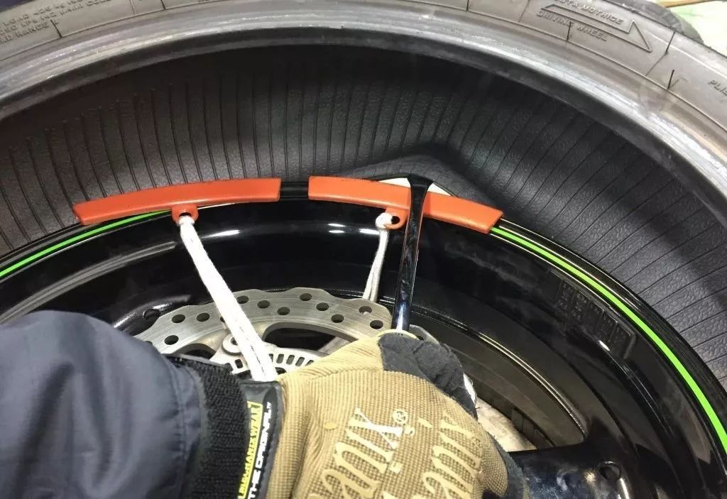 手把手教你换汽车轮胎,30秒教会你正确换轮胎步骤详解