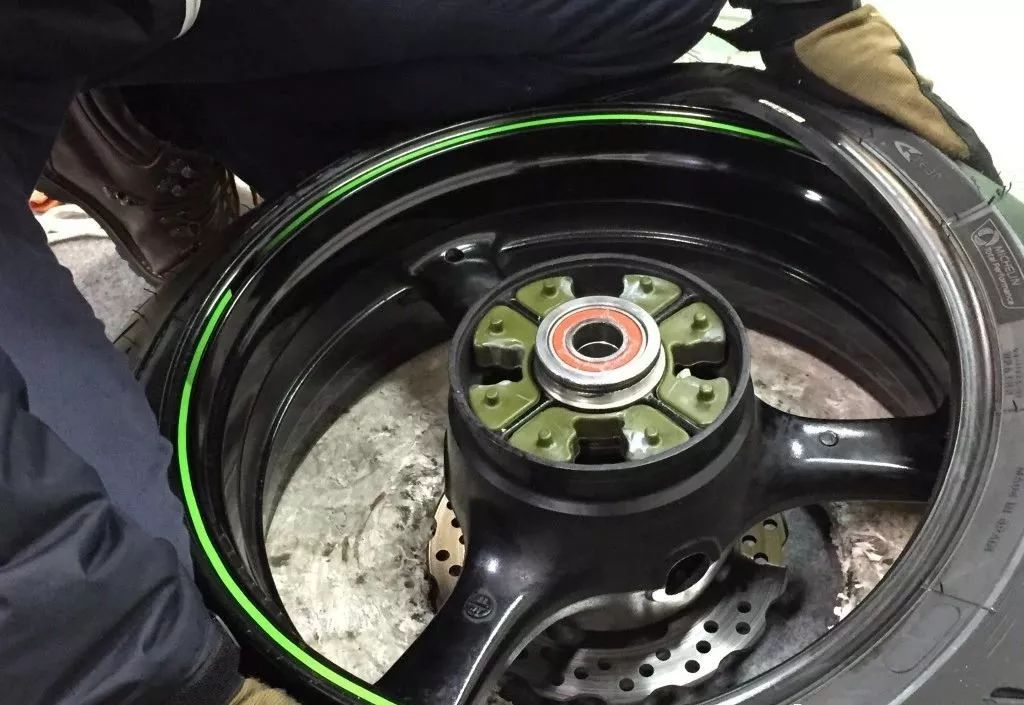 手把手教你换汽车轮胎,30秒教会你正确换轮胎步骤详解