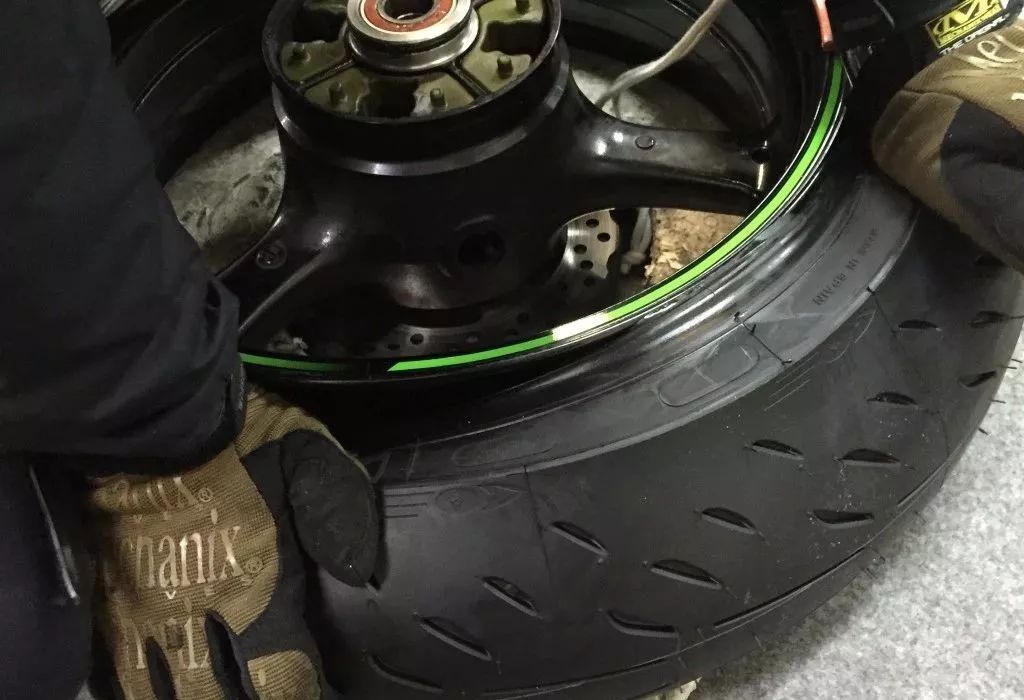 手把手教你换汽车轮胎,30秒教会你正确换轮胎步骤详解