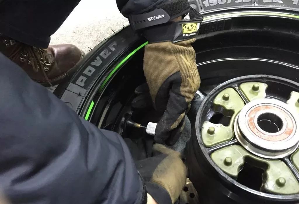 手把手教你换汽车轮胎,30秒教会你正确换轮胎步骤详解