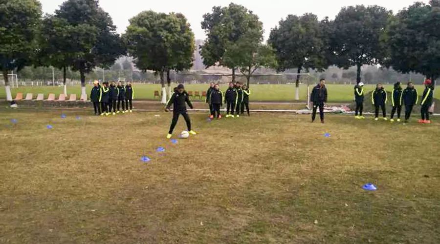 堆龙德庆区中学贯彻落实中国足球发展基金会“青少年足球菁英人才培养计划”赴成都谢菲联足球基地冬训开展情况