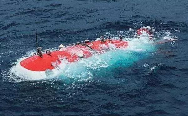 她暗示让我跟她表白,她很主动的跟我表白