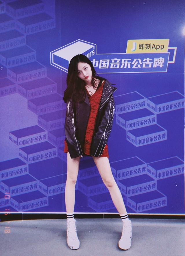 吴宣仪直发发型,吴宣仪烫发