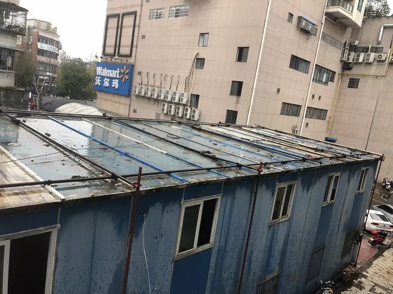 「万象山脚」一分钱坐公交？金汇广场完工十年工棚还在？他们怎么回答……