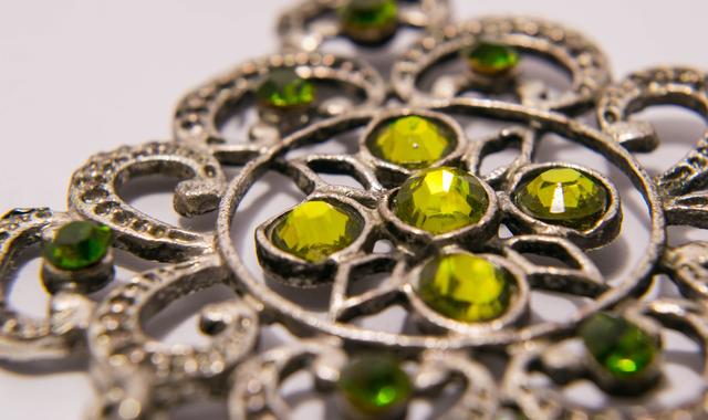 报告说，高收入人群买奢侈品的时候也要多想想了