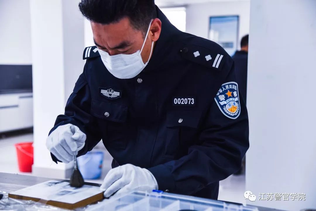 军旅十八年情节仍是戎装，多才博士创作百首歌曲记录生活