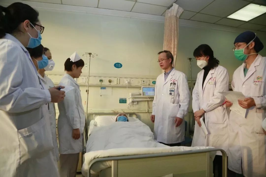 女子通过试管婴儿生下一个儿子,中国首个人工授精出生的女婴