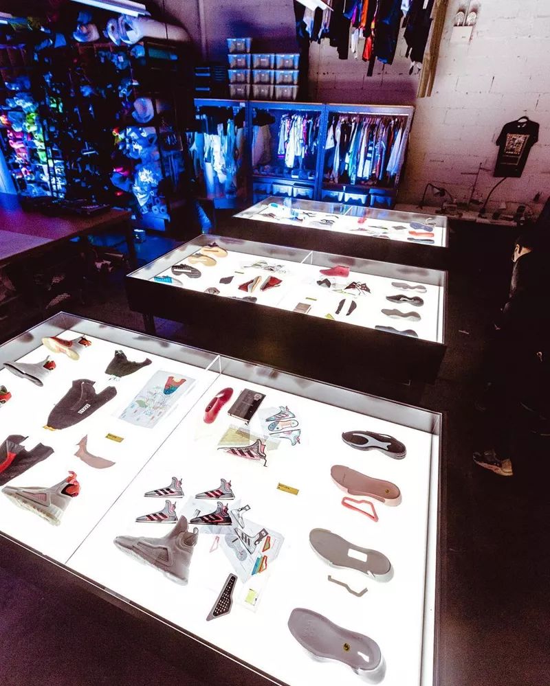 新款adidas休闲鞋,adidas最新推出的超轻跑鞋