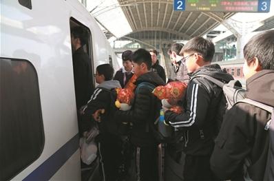 好心人接力护送助19名康乐学子顺利返乡