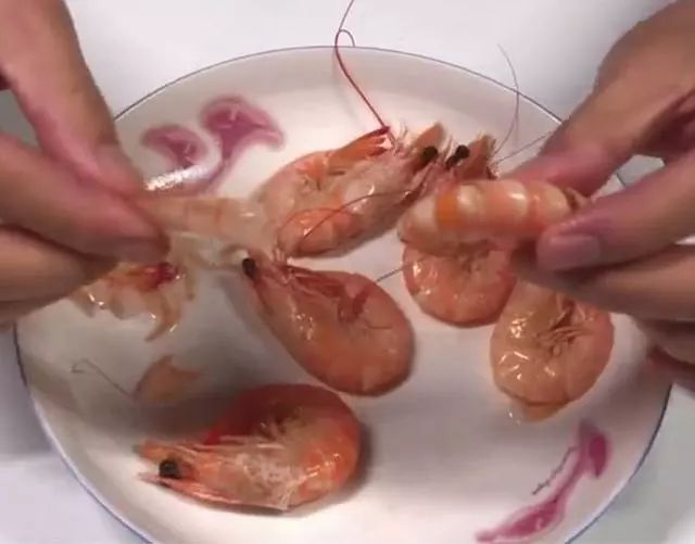 教你最快的剥虾皮方法，吃货朋友偷偷教我的，一大盘虾都不够你剥