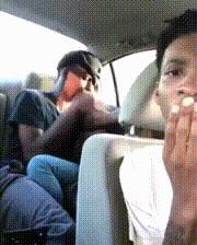 正经GIF囧图:女人不要和男人比骚,地铁上的泳装让人把持不住