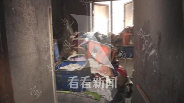 *防队消**员脱下大衣救助老人嘉定一小区民宅起火疑抽烟所致