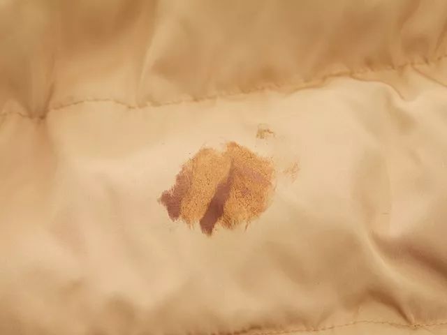 羽绒服脏了不用洗用它一喷就干净,不太脏的羽绒服怎么清理才干净呢