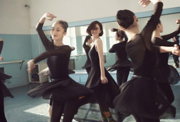 佟丽娅练舞照宛如黑天鹅,佟丽娅黑色抹胸礼服黑天鹅