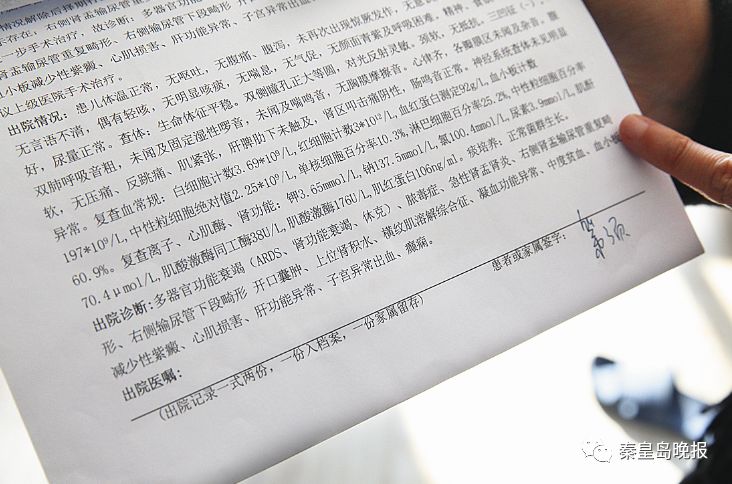 泪！六旬老人寒冬桥头揽活儿，为重症女儿攒手术费