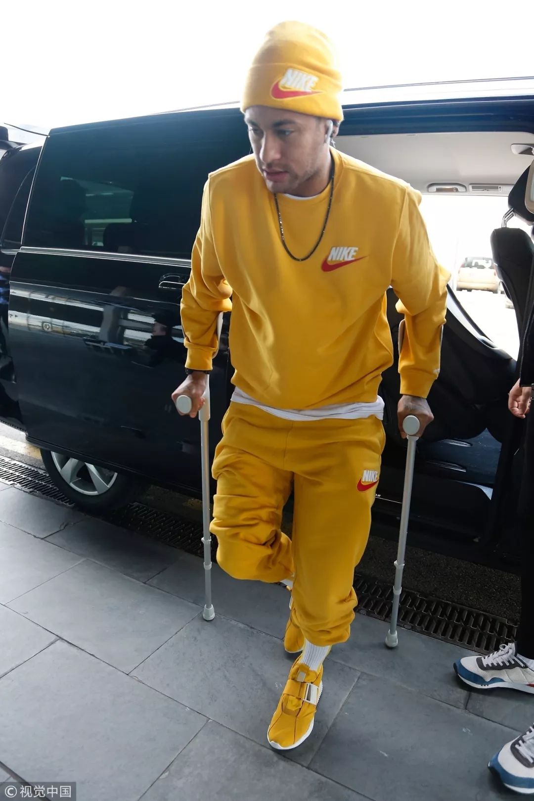 内马尔国服上架,内马尔原来是宠妹狂魔