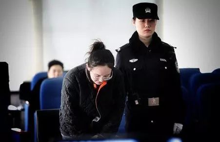 女主播蓝精灵受审,蓝精灵女主播受审