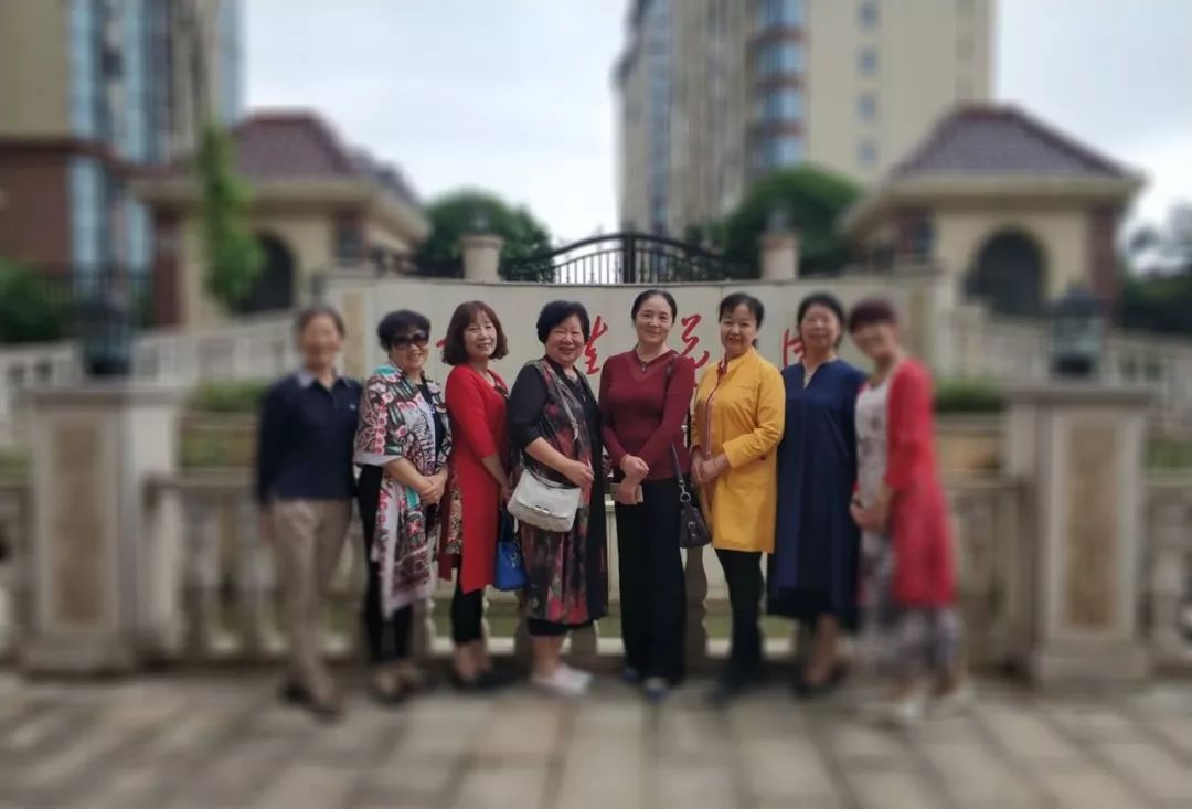 中国大妈外出旅游跨栏,大妈旅游动作