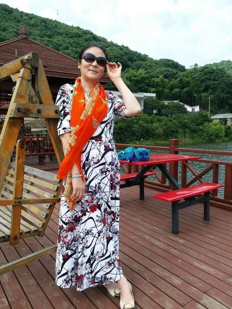 中国大妈外出旅游跨栏,大妈旅游动作