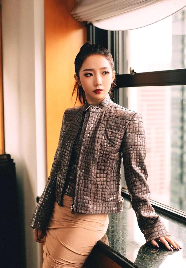 孟美岐纽约时装周视频,孟美岐橘色连衣裙造型