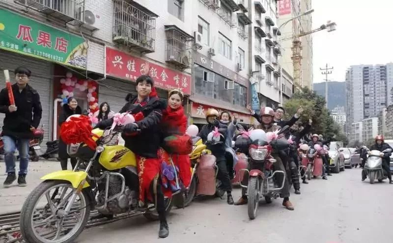 小伙骑摩托车迎娶新娘视频,小伙骑摩托娶了一个漂亮的媳妇儿