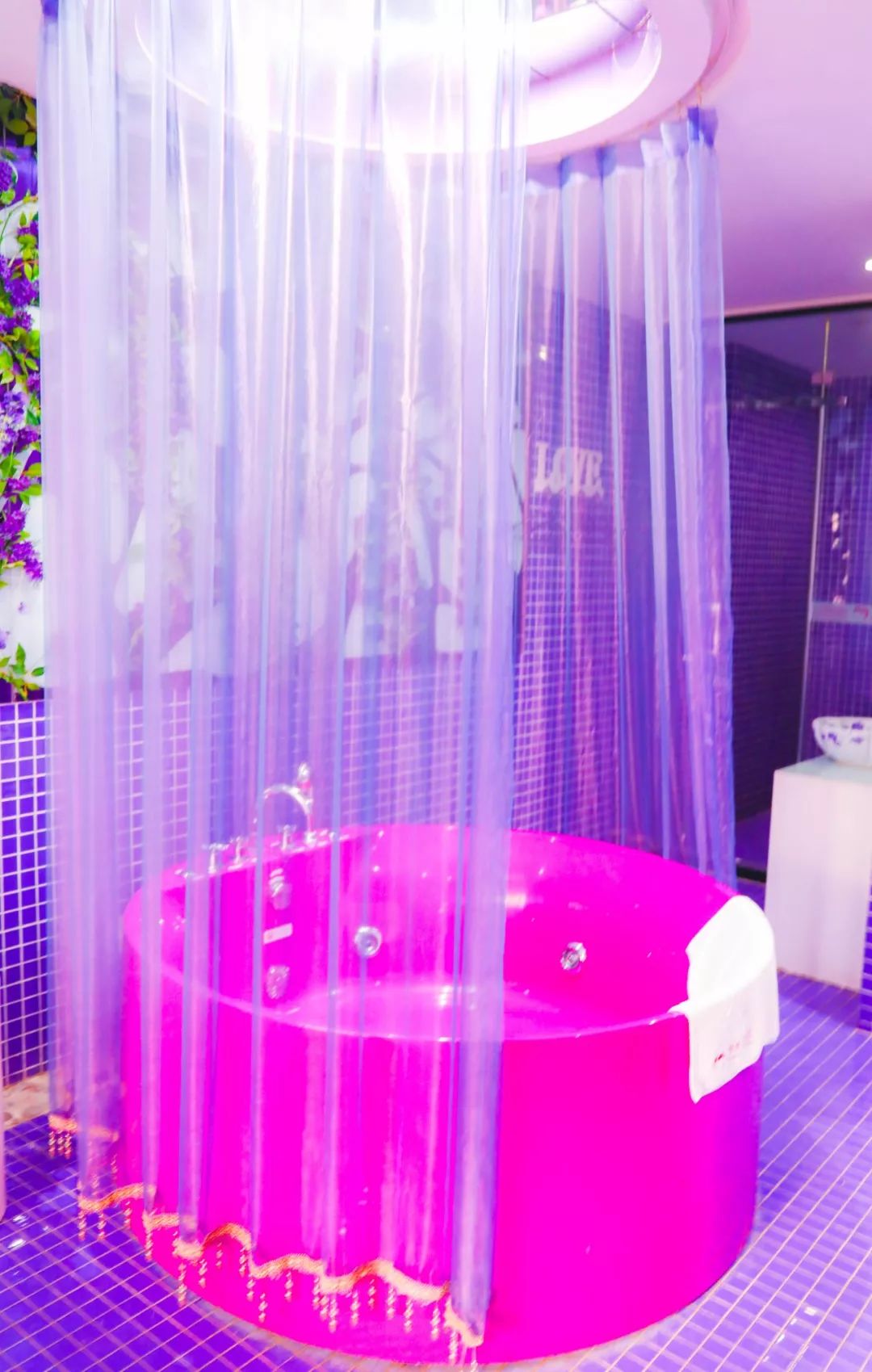 我们花了129元，住了一次情趣酒店···