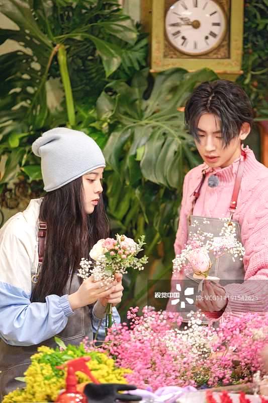 欧阳娜娜少女感真强！一身潮牌现身花店，俏皮甜美，上演粉色可爱