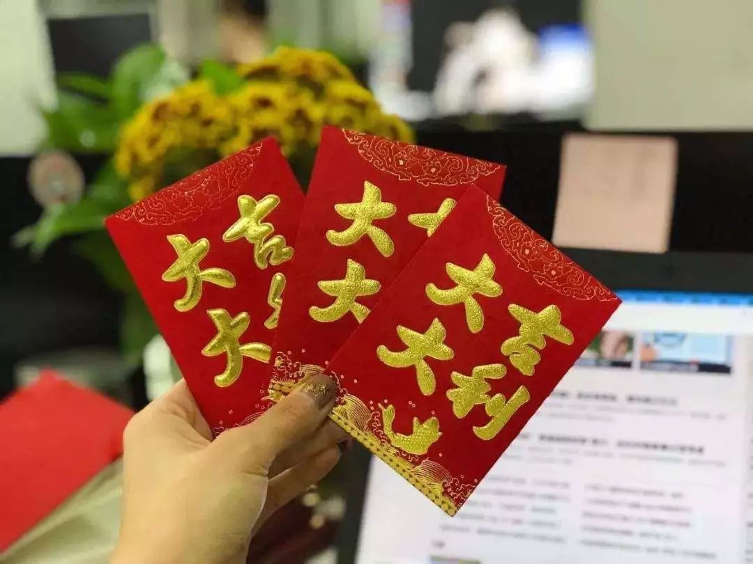 领开工红包那天没上班算工资吗,开工发100元红包竟从工资里扣