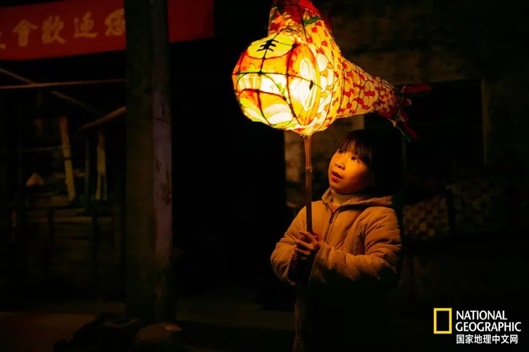 这盏燃了200年的徽州鱼灯，带你游回小时候