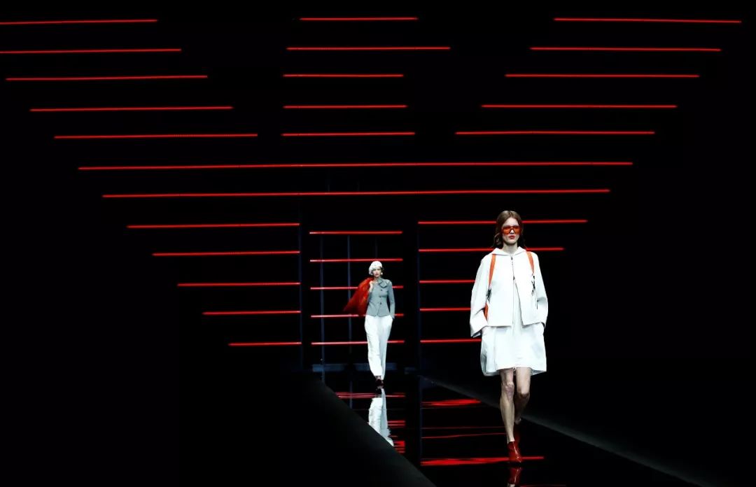 看完这场EmporioArmani，我终于感受到自由女性的魅力