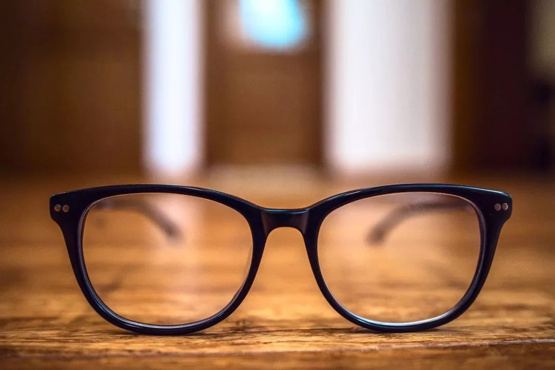 近视不用戴眼镜怎么矫正,轻微近视最好要不要戴眼镜