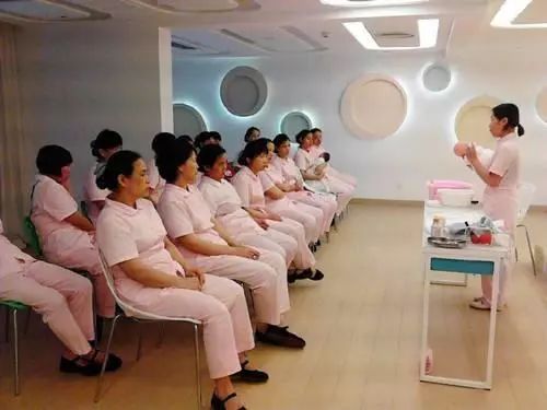 在佛山做月嫂一个月有多少工钱,月嫂月薪超两万