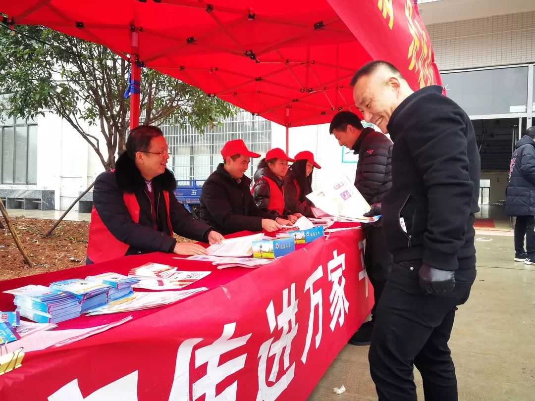 龙坪禁毒宣传入集市,禁毒宣传助力复工复产